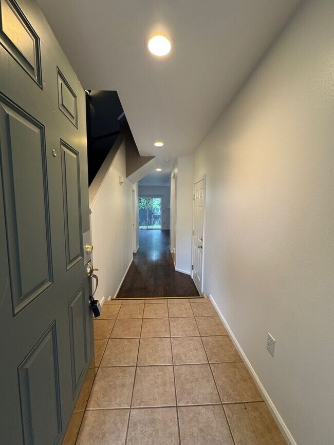 Foto del edificio - Gated 2 beds 2.5 baths townhome in Ashburn...