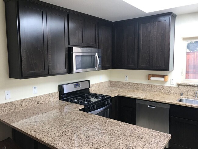 Foto del edificio - Centrally Located 4 bedroom 2.5 bath Petal...