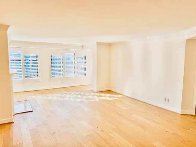 Photo - 1080 Wisconsin Ave NW House