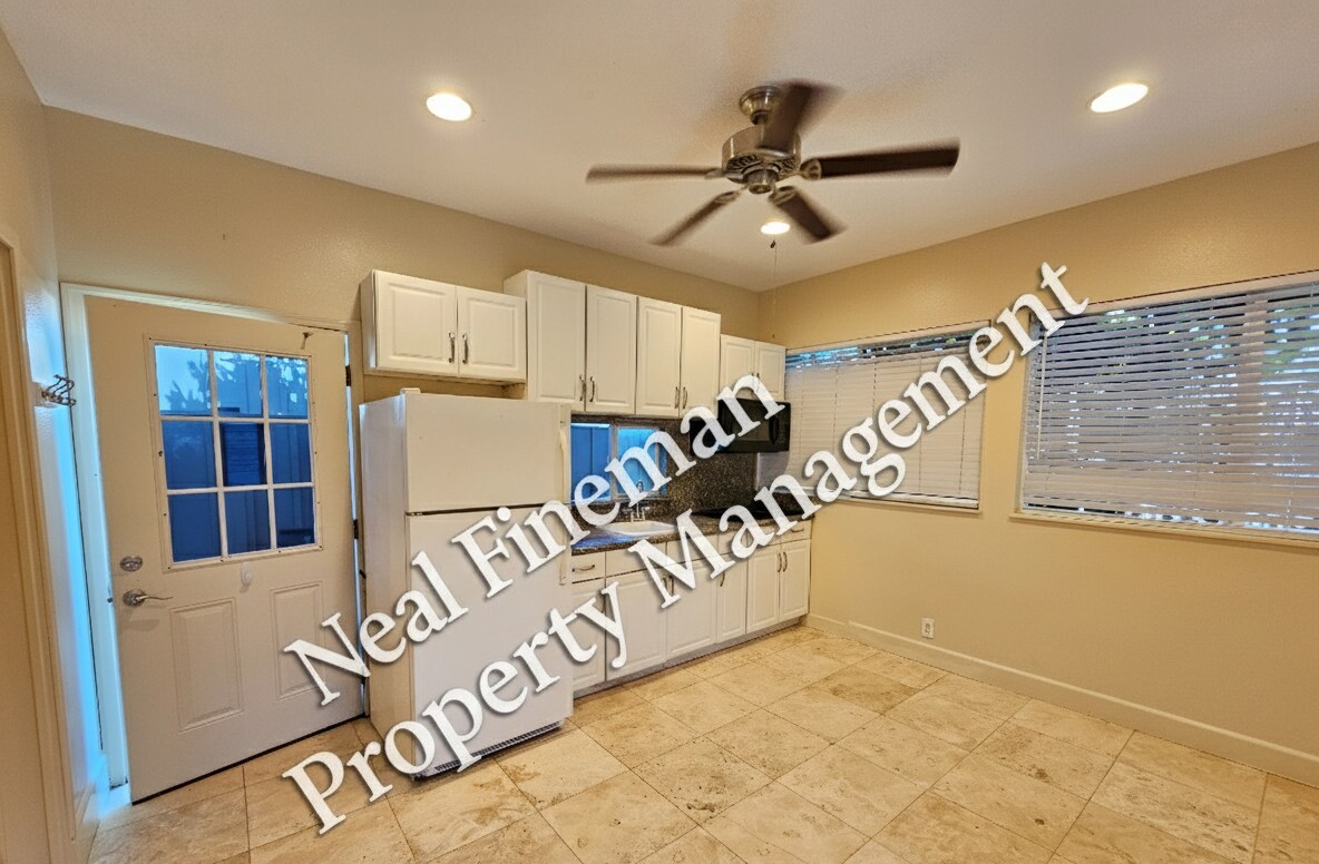 Foto principal - Studio 1 Bath, No parking. Tenant pay all ...