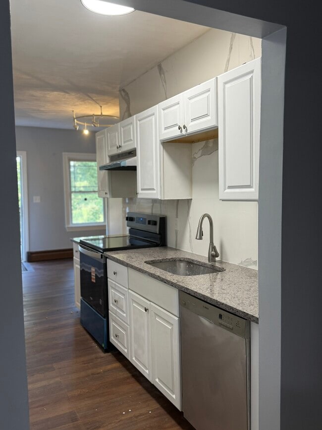 KITCHEN - 461 Aiken Ave