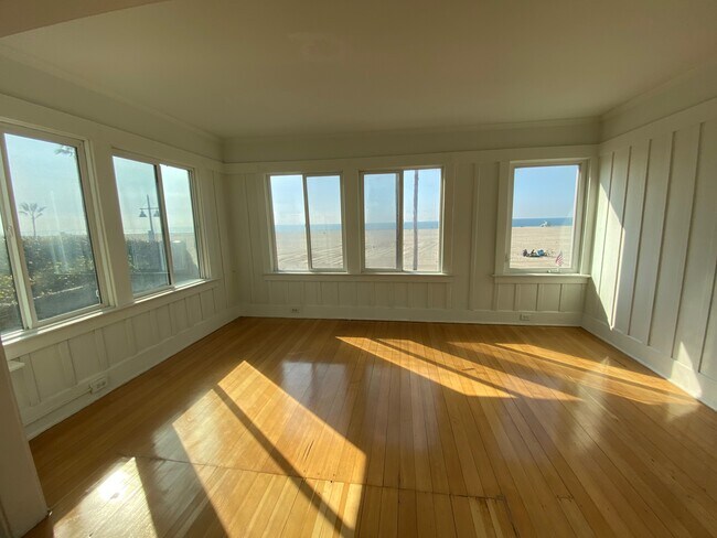 Building Photo - 511 Ocean Front Walk