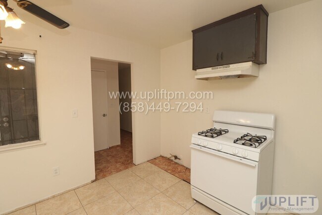 Building Photo - 3-Bedroom, 2-Bathroom w/ Garage + Washer/D...