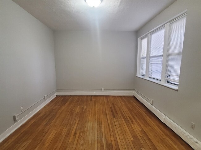 Building Photo - 10 Abbotsford St