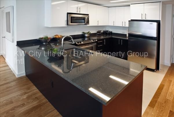 Building Photo - Great Location & Spectacular Views!