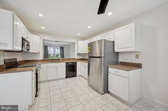 Building Photo - 5201 Plantation Ct