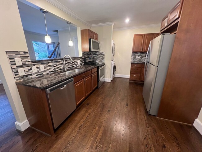 Building Photo - Beautiful 2 Bed 1 Bath duplex unit in the ...