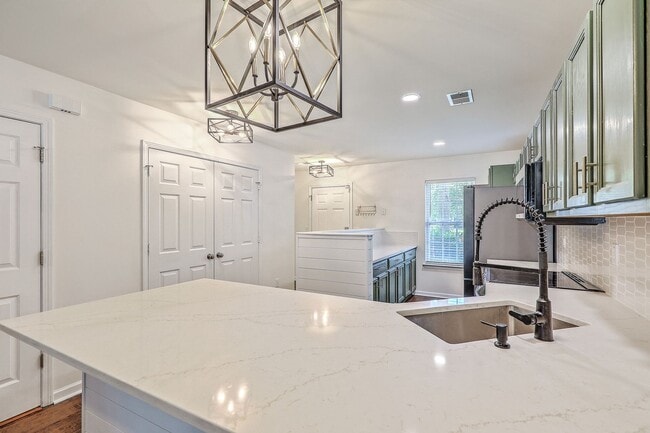 Building Photo - Charming 3-Bedroom Townhome in Summer Wood...