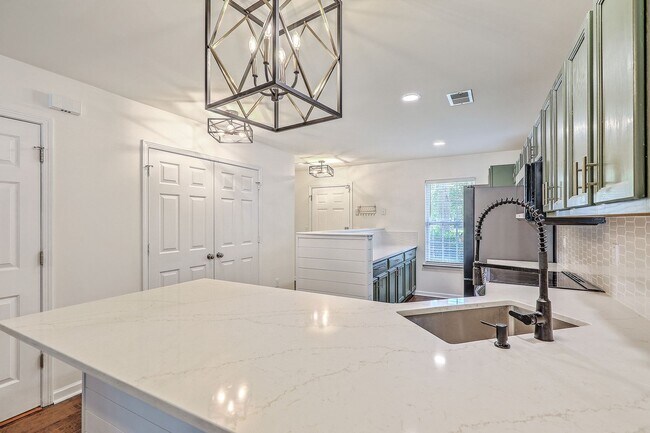 Foto del edificio - Charming 3-Bedroom Townhome in Summer Wood...