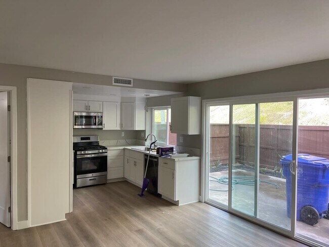 Building Photo - 4 bedrooms 2.5 bathrooms remodeled townhom...