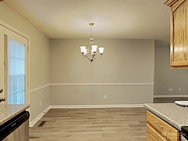 Building Photo - 1605 Mary Ct