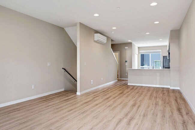 Building Photo - New Modern 2BD/2.5BTH Townhome for Lease in Lynnwood - Small Pet Friendly!