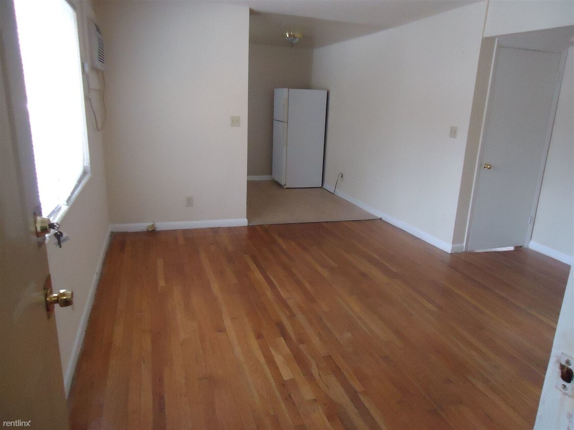 Primary Photo - 1570 Memorial Dr SE