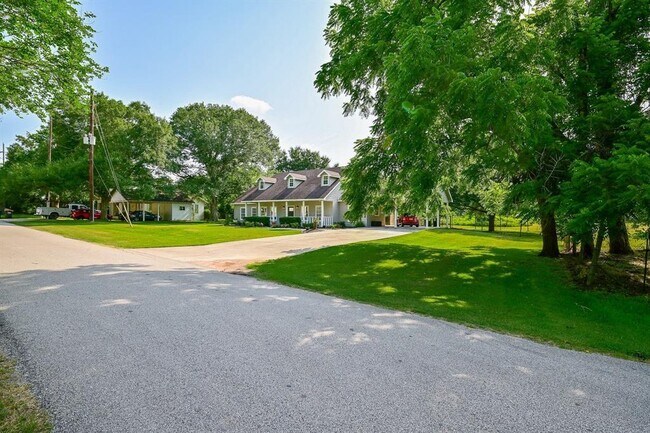 Building Photo - 8411 Syms St