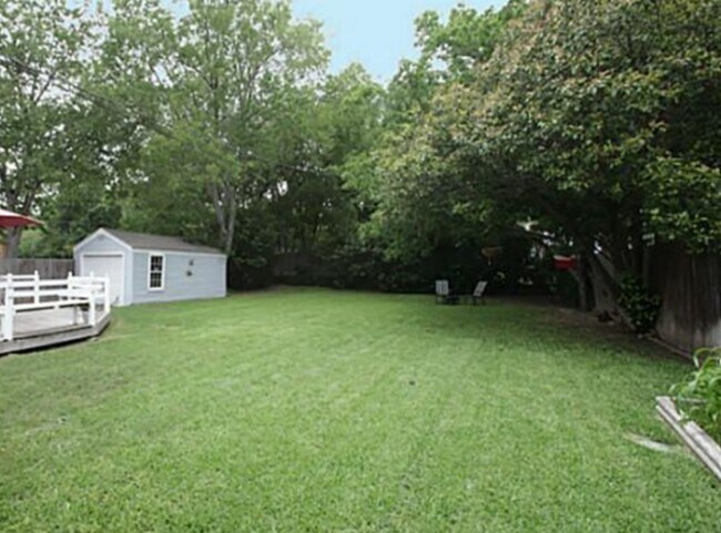 Building Photo - 8915 Santa Clara Dr