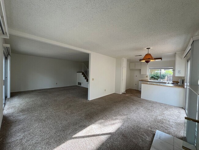 Building Photo - Chatsworth 3+2.5 w/backyard, fireplace + 2...