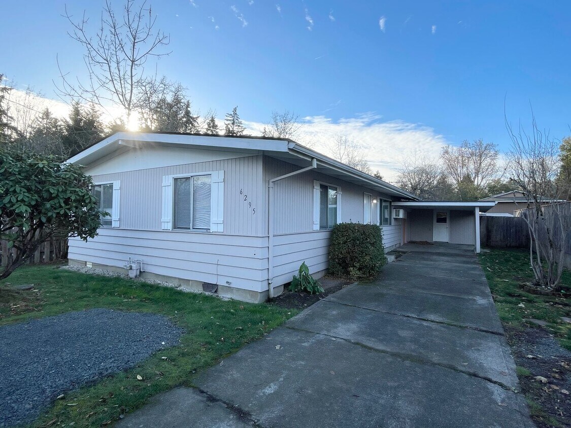 Primary Photo - Charming Ranch in an easy access location!