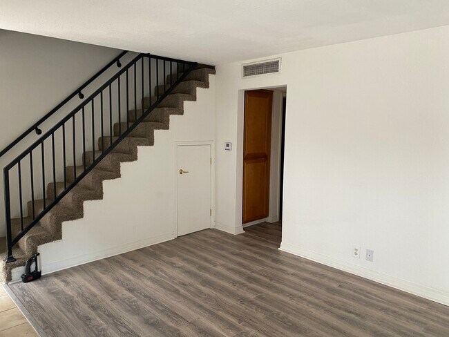Escalera/pasillo al dormitorio - 6833 Woodman Ave