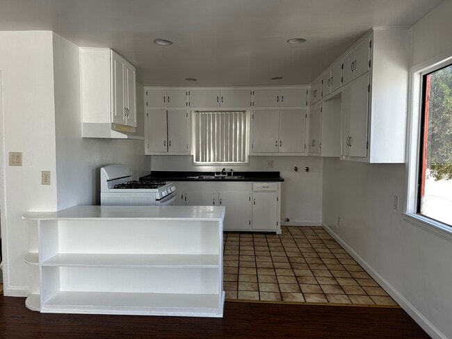 Building Photo - 5003 Aldama St