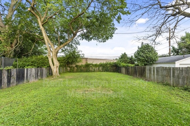 Building Photo - 864 Meadow Ln