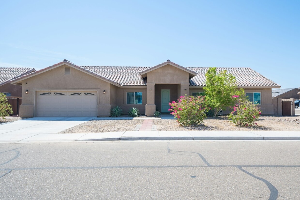 Foto principal - 5951 E 45th Pl