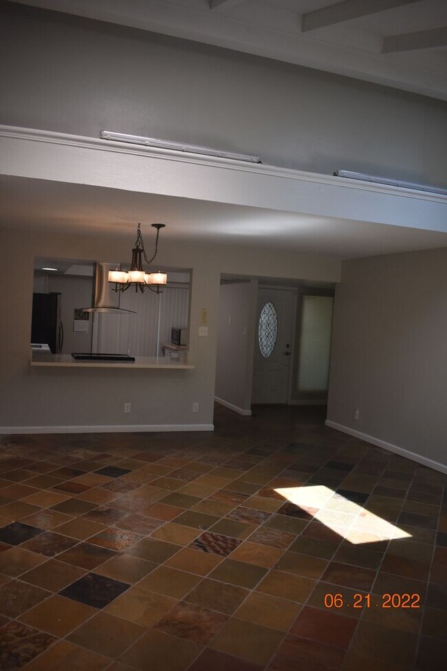 Building Photo - Gorgeous Three Bedroom Condo with Two Park...