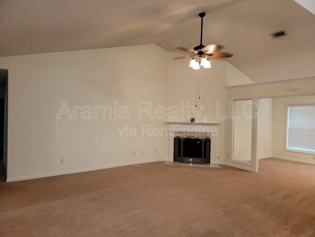 Foto del edificio - 3241 Cranberry Ln NE