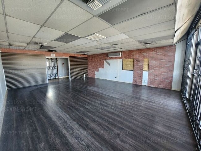 Building Photo - 1 room/ 1 bathroom commercial space for rent.
