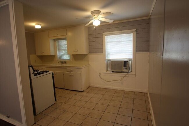 Building Photo - 704 S Bois D Arc Ave