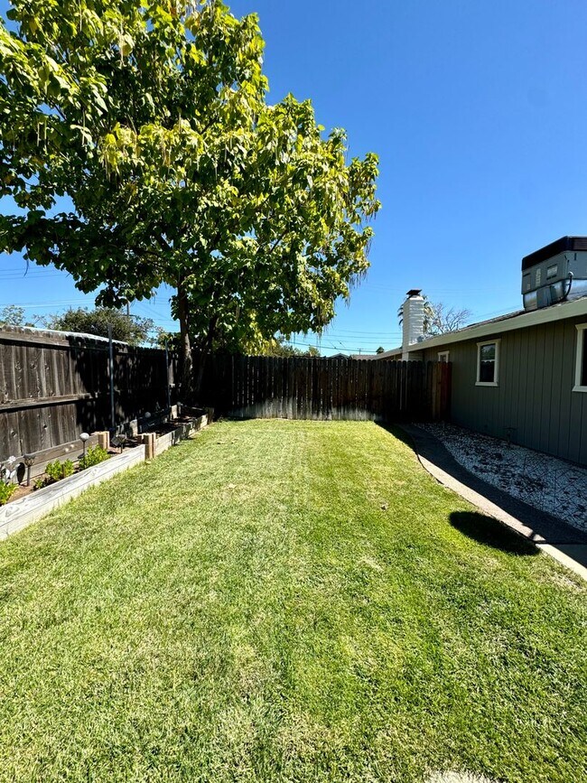Building Photo - 2bed/1bath Duplex with in unit laundry and...