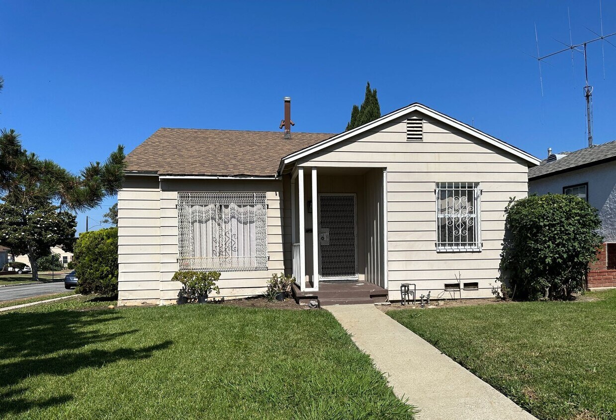 Primary Photo - Single Family Home in Westmont For Rent!