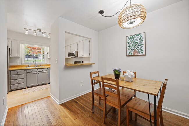 Foto del edificio - Park Flex Stays-Woodcroft Furnished Townhome! Utilities included - Available for variable term le...