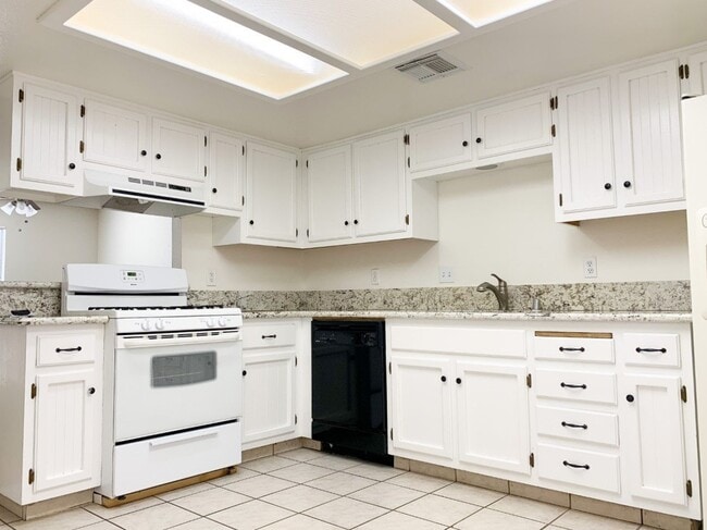 Building Photo - 940 W Graaf Ave