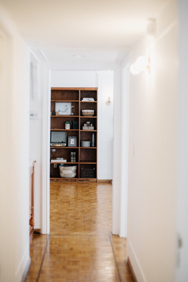 Building Photo - 1262 S Barrington Ave