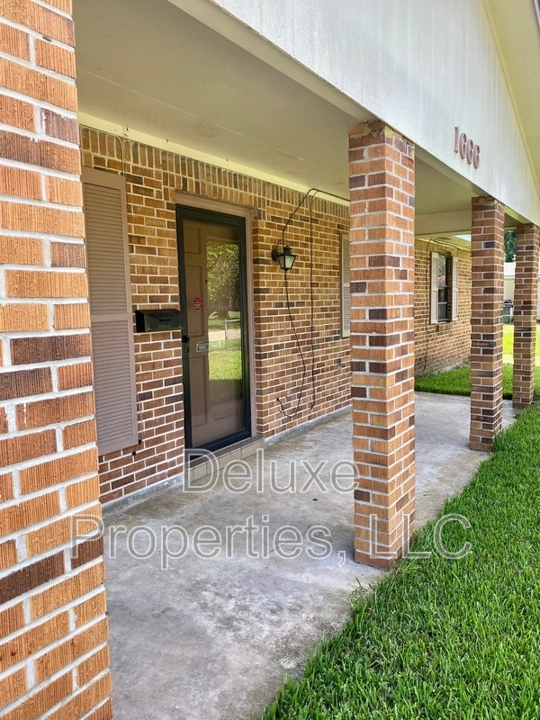 Building Photo - 1666 North Rosedale Drive