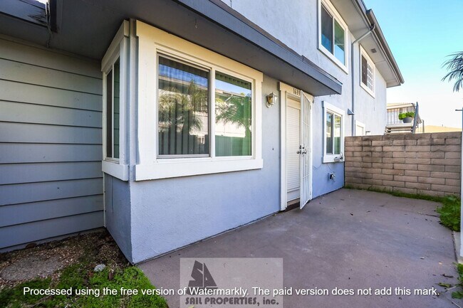 Foto del edificio - Welcome to this charming two-story home located in the vibrant Huntington Beach