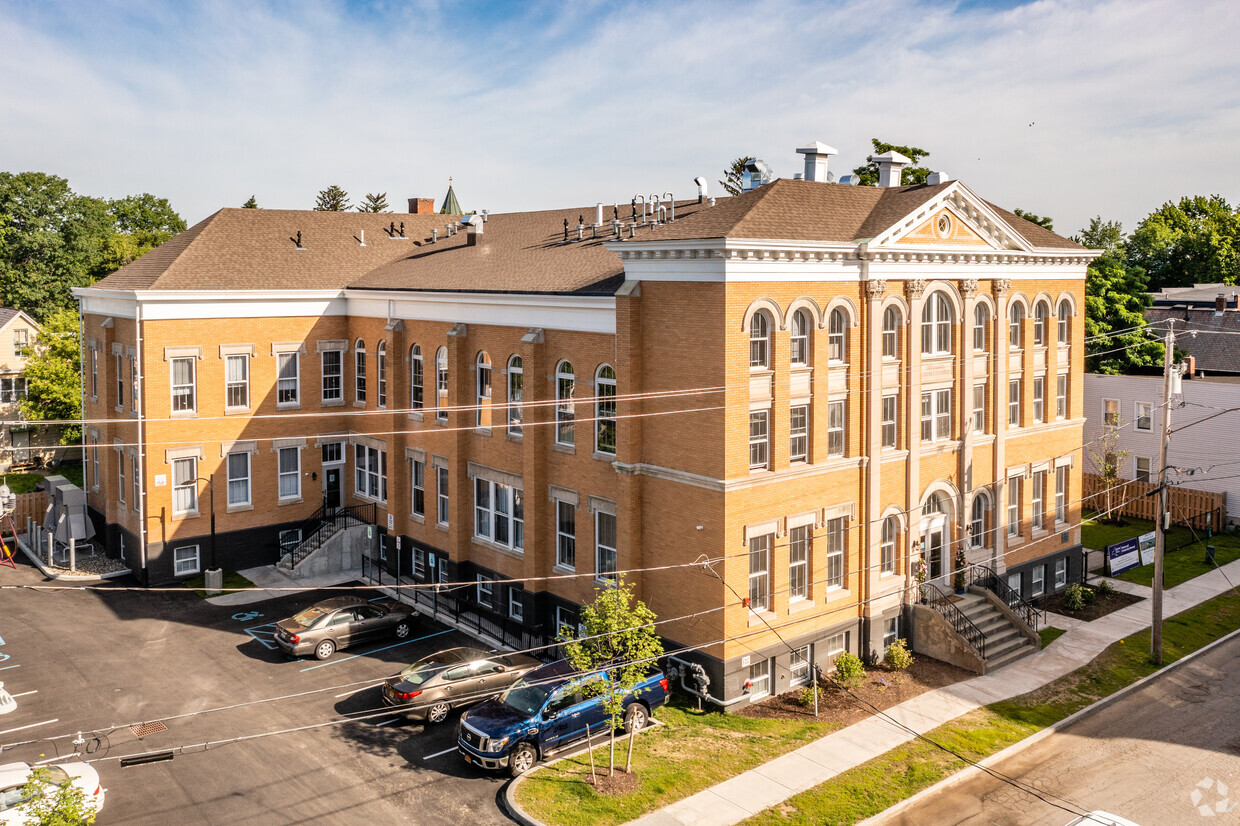 Building Photo - Renaissance Square