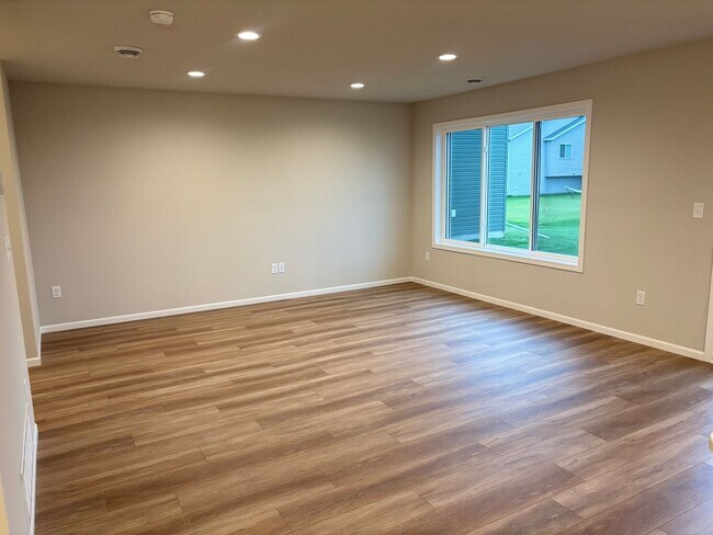 Building Photo - Spacious & Stylish 3-Bed Home with Modern ...