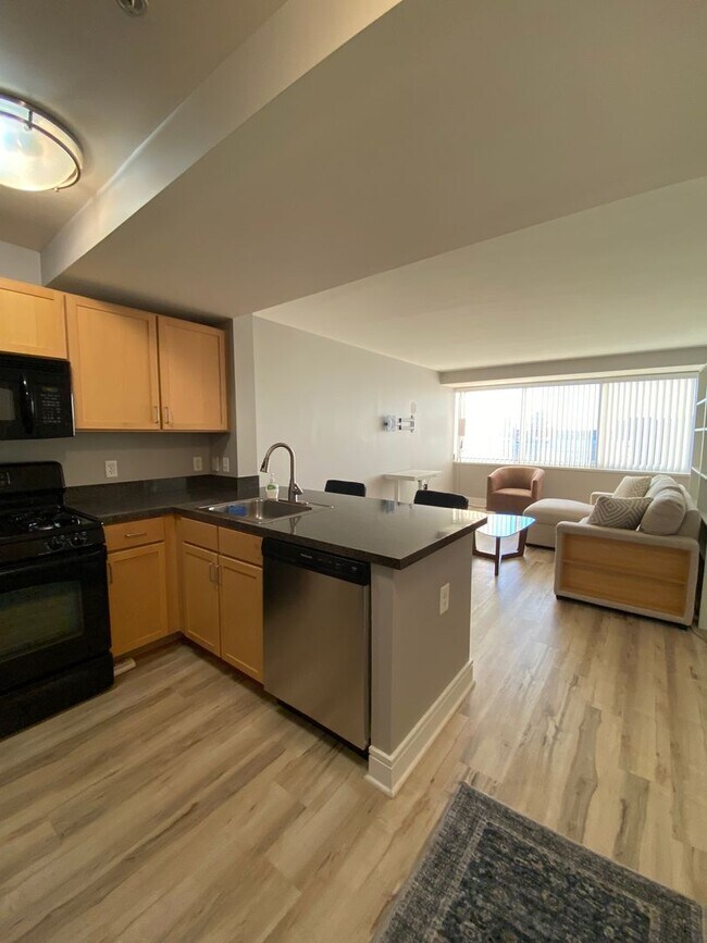 Foto del edificio - Fully Furnished Waterfront Studio That Lives Like a 1-Bedroom | SW DC