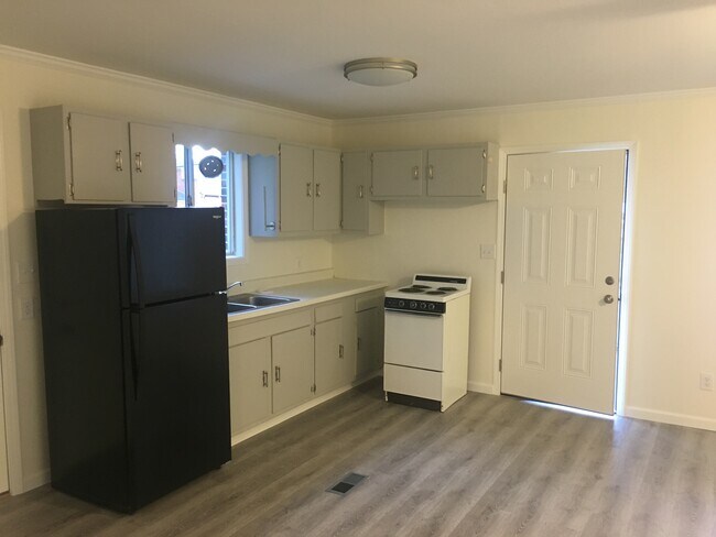 Kitchen right side - 602 Eastanallee Ave
