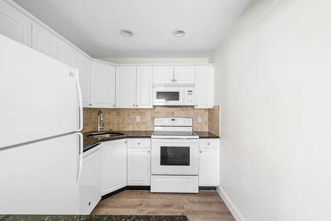 Building Photo - 2455 NE 51st St