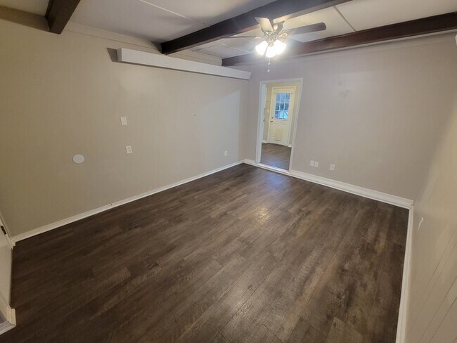 Building Photo - 4 Bed 1.5 Bath
