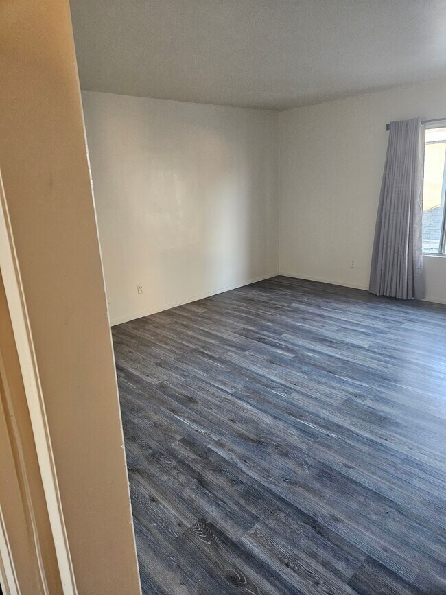 2 bedroom, 2 bath room apt. hardwood floors and carpet - 2209 S Spaulding Ave