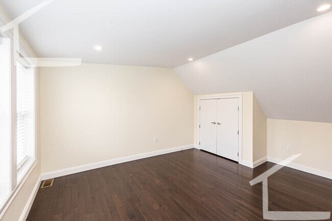 Building Photo - Charming 4 Bedroom