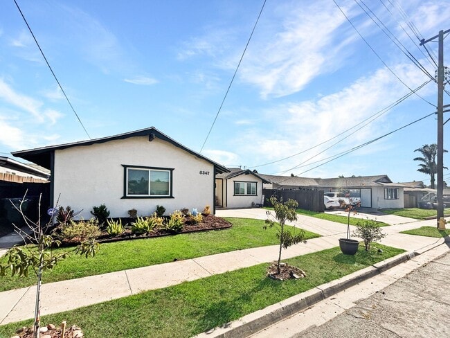 Foto del edificio - Stunning 3BD/1.5 BA W/ Attached Garage & P...