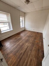 Building Photo - 11 1/2 N Van Buren Ave