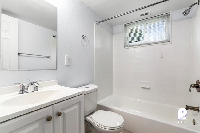 Foto del edificio - 6561 Hil-Mar Dr