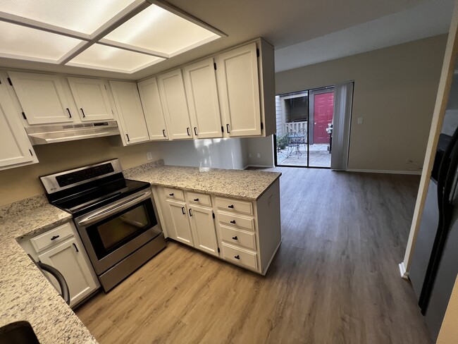 Kitchen - 395 Woods Landing Trl