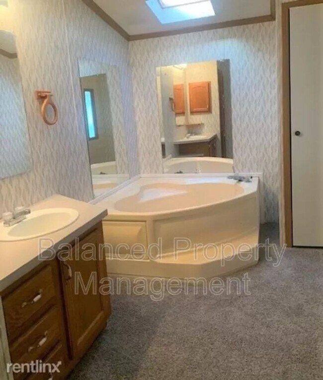 Building Photo - Nice, large, mobile home on outskirts of T...