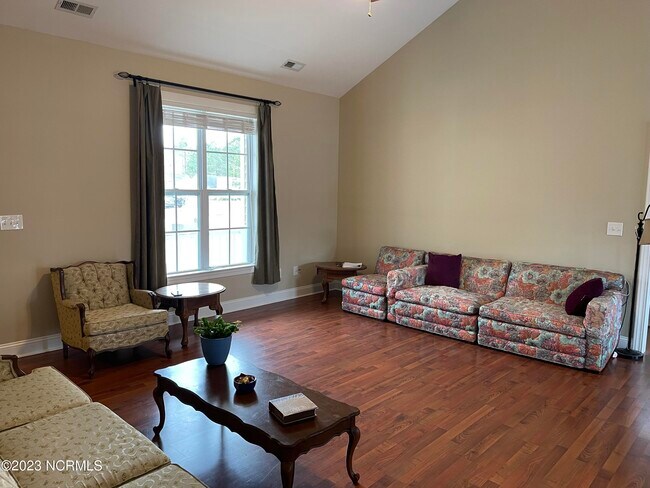 Building Photo - 205 Belle Oaks Dr